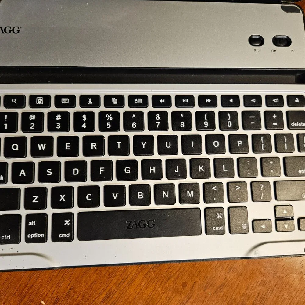 Zagg folio Bluetooth Keyboard Protective Case for iPad 2
